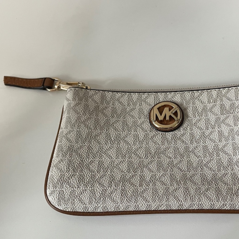 Michael Kors Signature Fulton Leather Clutch  in Tan / Cream / White, EUC  ✨